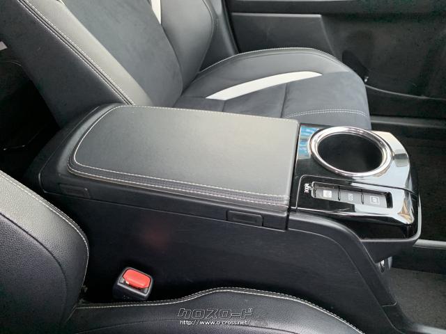 便利な収納とアームレスト トヨタ プリウスα