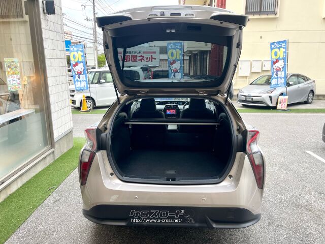 後席シートを倒すと大きな荷物も詰め込めます トヨタ プリウス