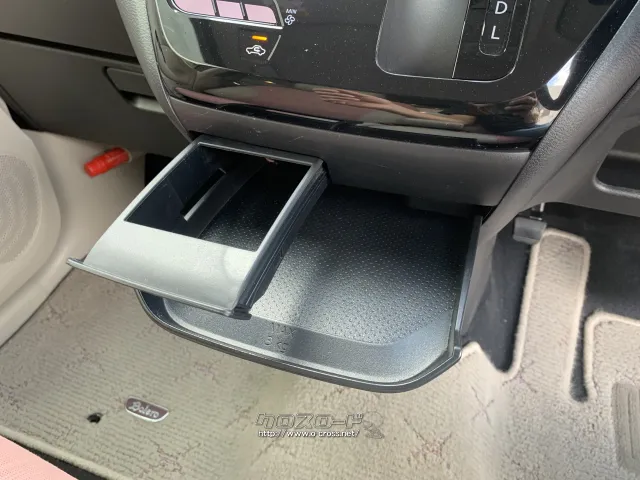 シフトノブ下にドリンクホルダーあります。 日産 デイズ
