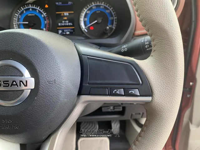 ステアリング右にハンズフリー応答スイッチあります。 日産 デイズ