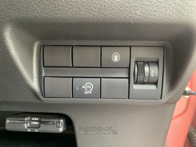 運転席右にアイドリングストップなどの切り替えスイッチあります。 日産 デイズ