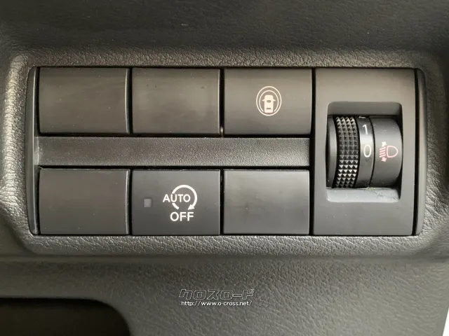 運転席右にアイドリングストップなど操作スイッチあります。 日産 デイズ