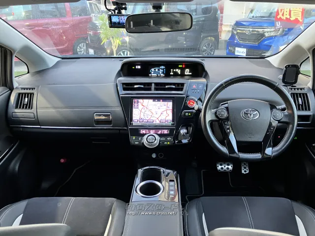 ブラックで統一されたインテリアにラメ入りピアノブラック塗装 トヨタ プリウスα