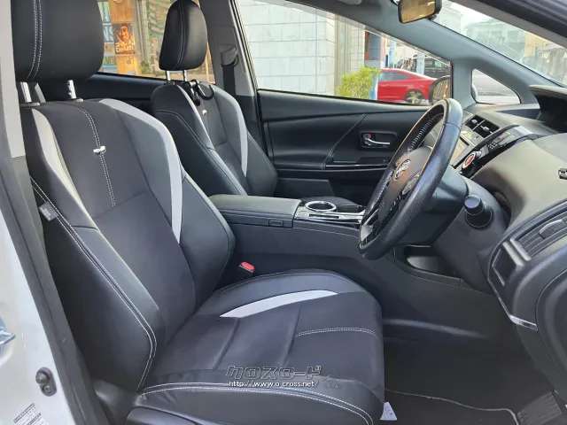 ハーフレザーシートで高級感抜群です トヨタ プリウスα