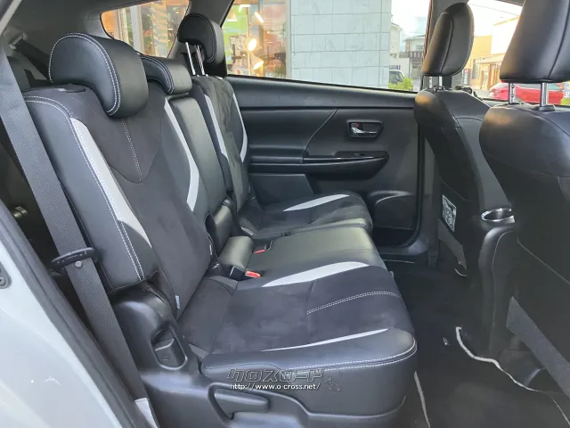 後席も広々 トヨタ プリウスα