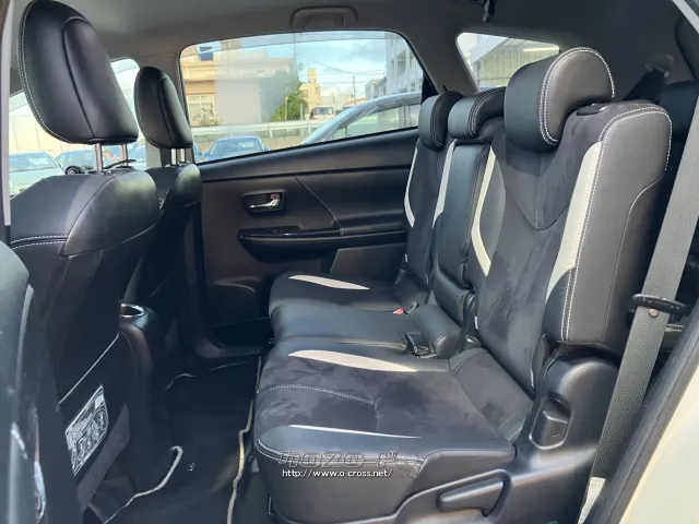 後席もハーフレザーで高級感 トヨタ プリウスα