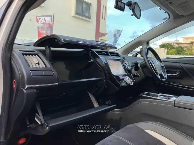 収納も沢山 トヨタ プリウスα