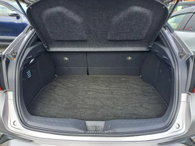 荷室も広々でお出かけにも最適! トヨタ C-HR