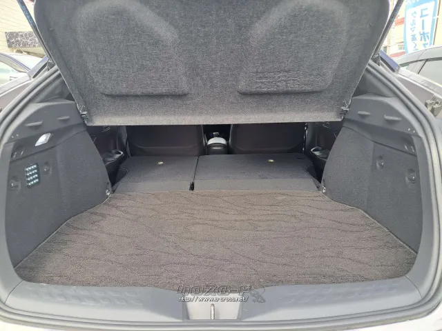 後席を倒すと大きな荷物も積み込み可能に! トヨタ C-HR