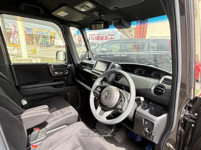 運転席からの視界も広く女性の方でも運転しやすい設計に。 ホンダ N-BOX