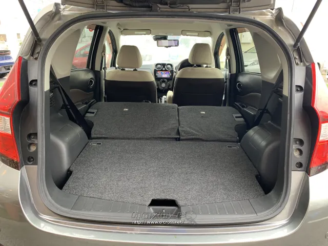 後席を倒すと大きな荷物も詰め込めます 日産 ノート