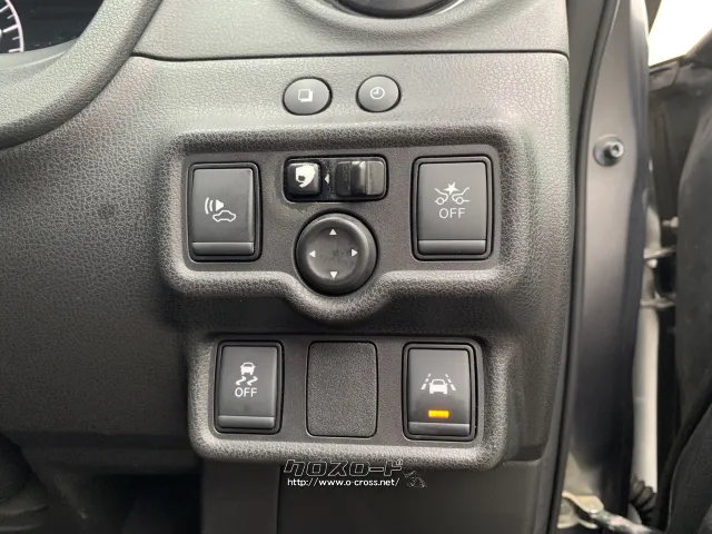 運転席右にレーンキープアシストなどのスイッチあります。 日産 ノート
