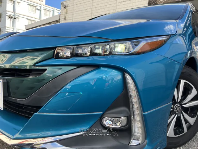 エクステリアは、透明アクリル樹脂を採用した大型グリルと4眼LEDヘッドランプ トヨタ プリウスPHV