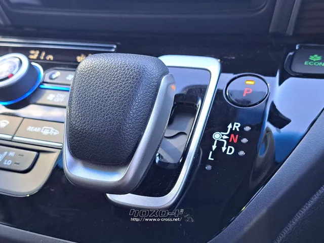 シフトノブもシンプルで、すっきりとしたデザイン ホンダ フリード