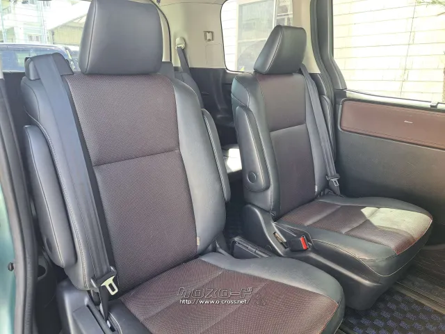 2列目はウォークスルーもあり、広々座ることが可能 トヨタ エスクァイア