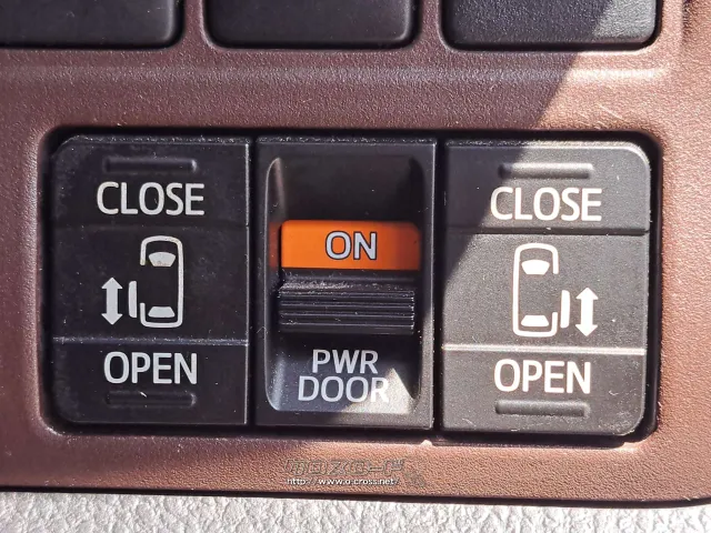 送迎、お出かけにも大活躍両側パワースライドドア トヨタ エスクァイア