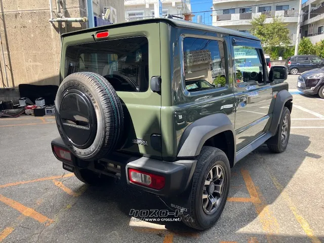 エクステリアは、車両の姿勢や状況を把握しやすいスクエアボディに、面の剛性を高める スズキ ジムニーシエラ