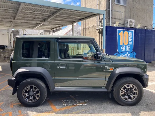 降雪時に雪がたまりにくい凹凸が少ないボディ形状、丸型ヘッドランプ、 スズキ ジムニーシエラ