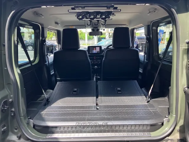 スイッチ類など操作部には、光の反射を抑え小傷が目立ちにくい質感の高いシボを採用。 スズキ ジムニーシエラ