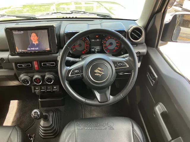 さらに、「車両進入禁止」に加え「はみ出し通行禁止」、最高速度の各標識をメーター内 スズキ ジムニーシエラ
