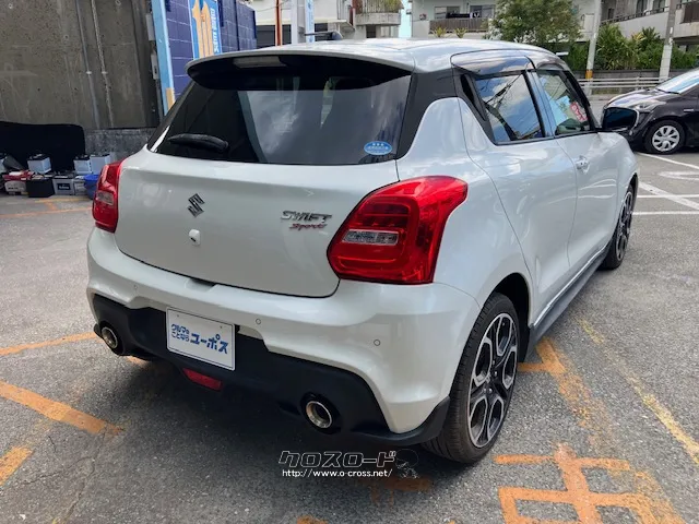 エクステリアは、ノーズを前方にせり出させ、躍動感を強調した専用バンパー&グリルに スズキ スイフト