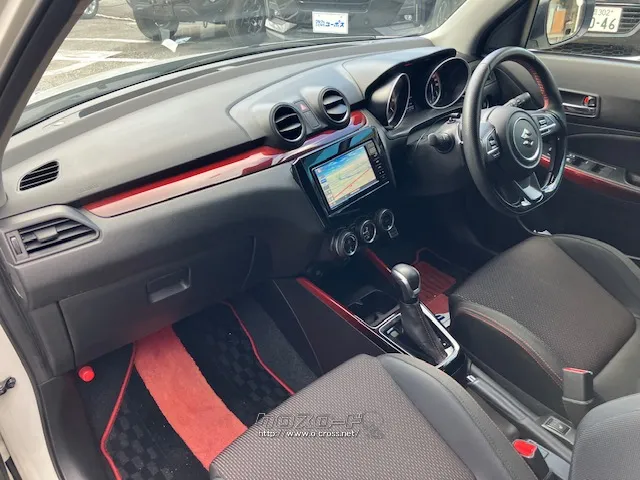 インテリアは、スポーツ走行時などに運転姿勢をしっかり支える形状の専用フロントシー スズキ スイフト