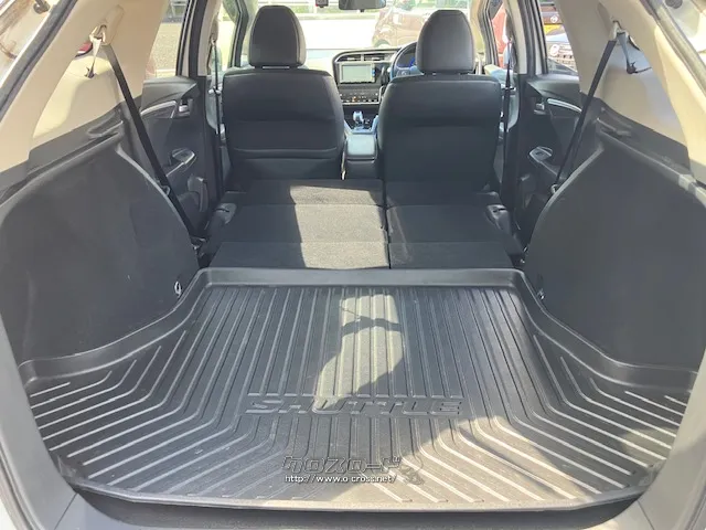 後部座席を倒してさらに多くの荷物を積めます ホンダ シャトル