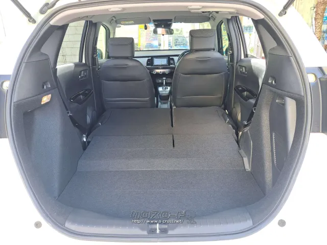 後席を倒す事で大きな荷物を積み込み可能に。 ホンダ フィット