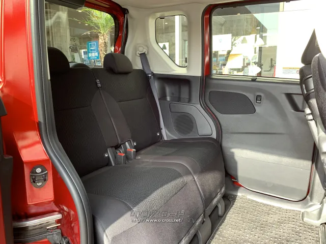 2列目も広々空間 大人4人でもゆったり過ごせます!! 日産 ルークス