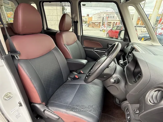 運転席にはシートリフターが装備されています。 日産 デイズルークス