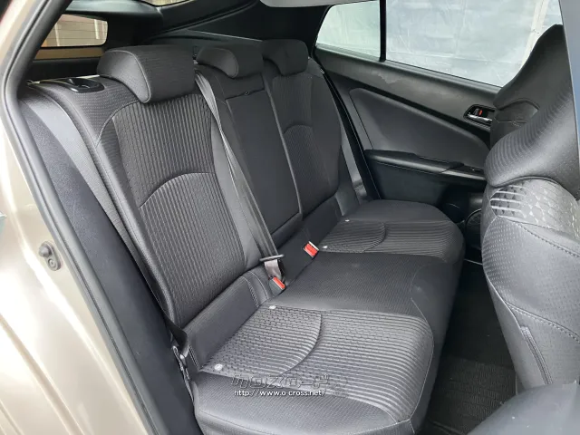 2列目も広々空間♪ トヨタ プリウス