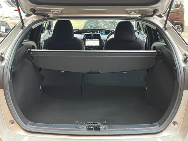 2列目を倒すと大きな荷物も積み込み可能に♪ トヨタ プリウス