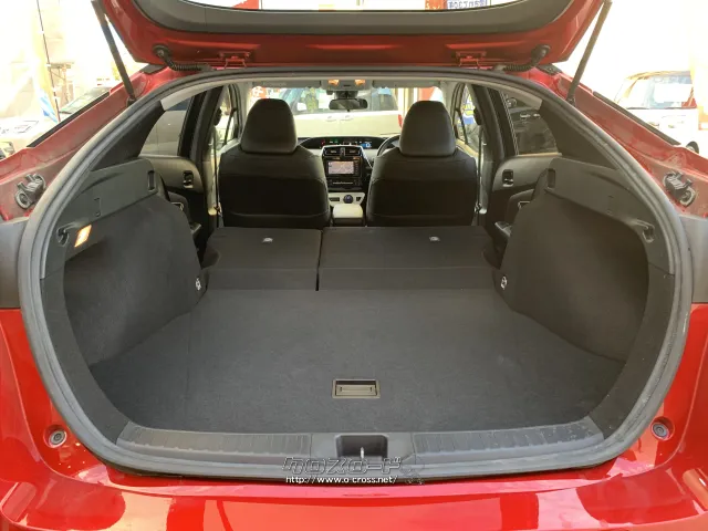 2列目を倒すと大きな荷物も積み込み可能に♪ トヨタ プリウス