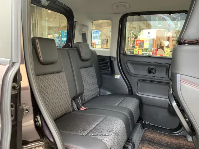 広い室内空間に、低床で開口を広くした乗り降りがしやすい後席両側スライドドア。 スズキ スペーシア