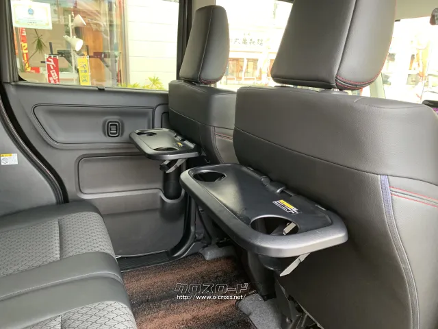 シートバックテーブル付き。 スズキ スペーシア