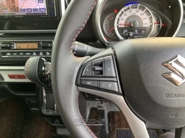 ステアリング左側にはオーディオの操作スイッチが配置されています。 スズキ スペーシア