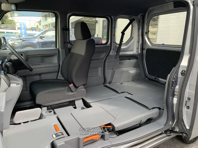 助手席側の大開口部は長くて大きな荷物の積み下ろしをスムーズにします。 ホンダ N-VAN