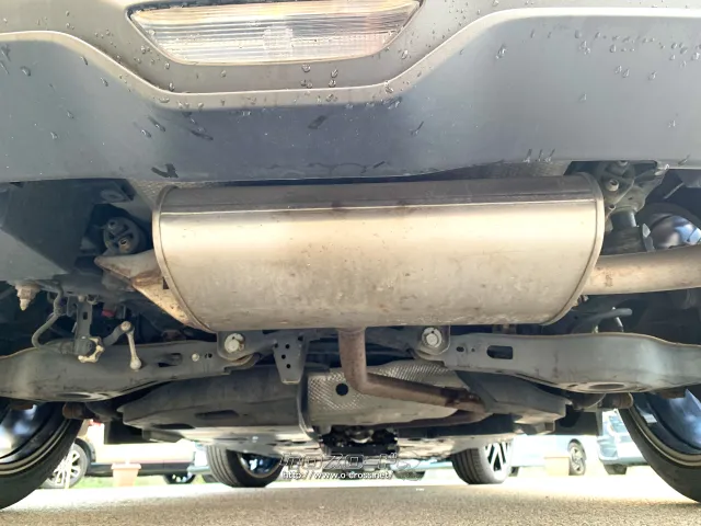 フロア下にフロアセンターブレースを追加しボディ剛性を強化。 トヨタ C-HR