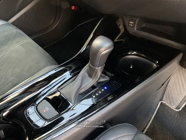シンプルで操作のしやすいシフトレバー。 トヨタ C-HR