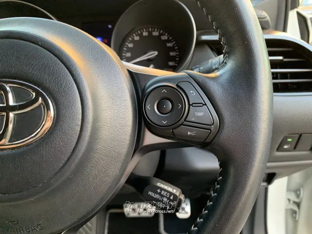 右側にはレーダークルーズコントロールの操作スイッチが配置されています。 トヨタ C-HR