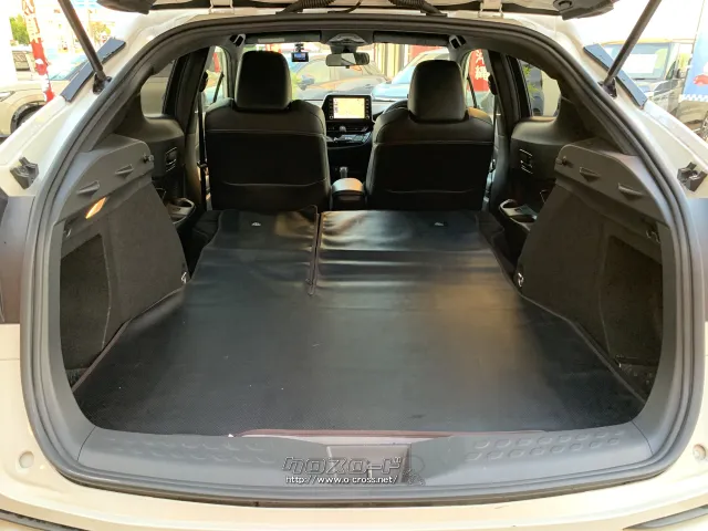 後席を倒す事で大きな荷物も積み込み可能に。 トヨタ C-HR