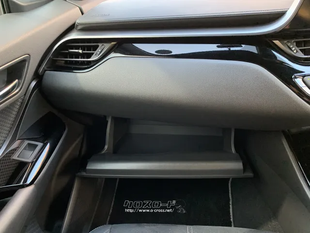 グローブボックス。 トヨタ C-HR