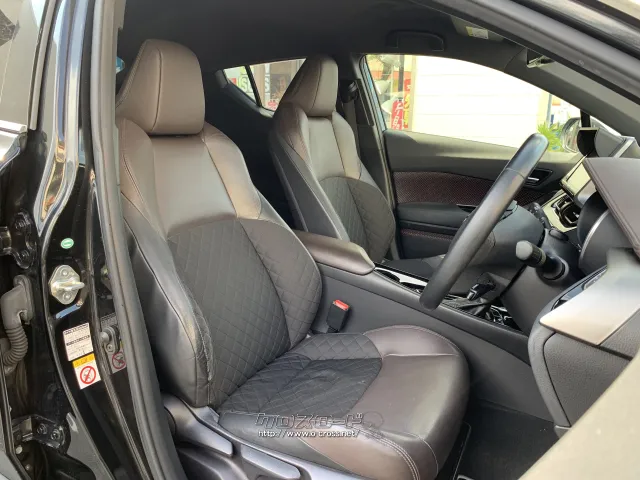 シートはハーフレザーシートを採用!シートリフター機能付き! トヨタ C-HR