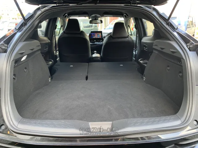 後席を倒すとフラットになるので使い勝手も良いです☆ トヨタ C-HR