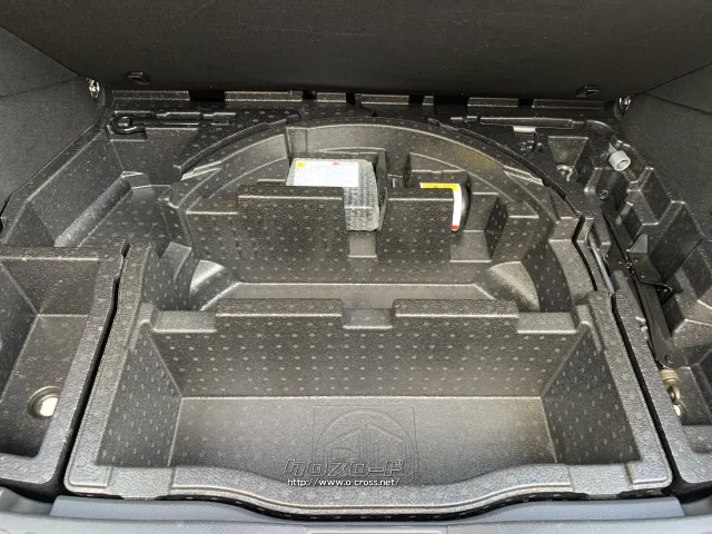 ラゲッジ下にも収納があるのは嬉しいです☆ トヨタ C-HR