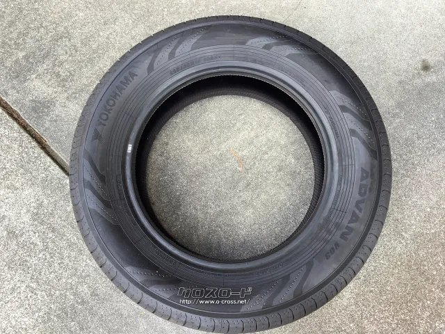 タイヤ・(中古タイヤ) 17インチ 225/65R17 アドバンV03 バリ山です