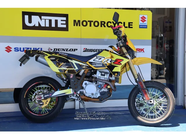 社外のグラフィックキットの他、フェンダーレス等外装カスタム。 スズキ DR-Z400