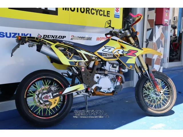 ハンドル、ヘッドライト周りも社外パーツで構成。 スズキ DR-Z400