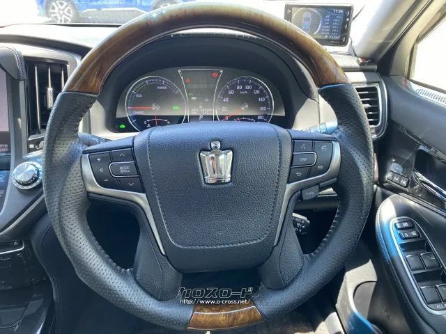 ★使いやすさや安全性を追求したステアリング周り!高級車ゆえにスイッチ類が多いのも トヨタ クラウンアスリート