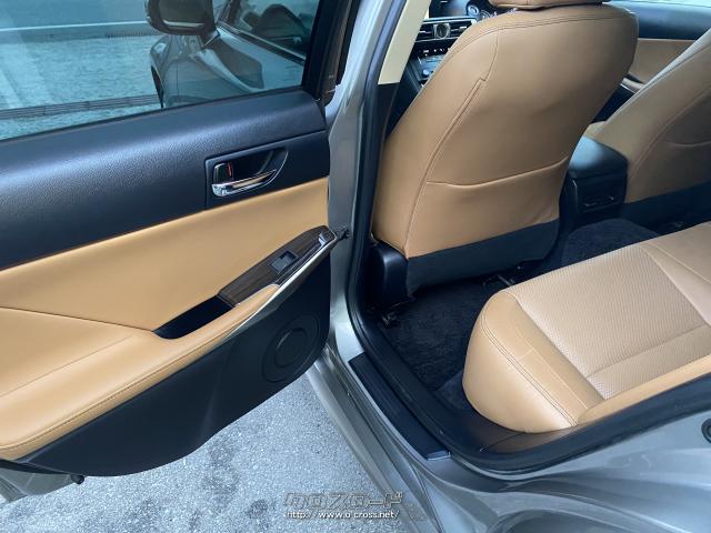 ★狭くなりがちな二列目も足元広々でストレスを感じません!使用感も無く清潔感が保たれております♪ レクサス IS